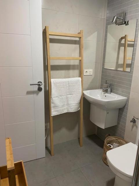 Apartamento A Un Paso De La Playa En Ares Con Piscina Y Parking المظهر الخارجي الصورة
